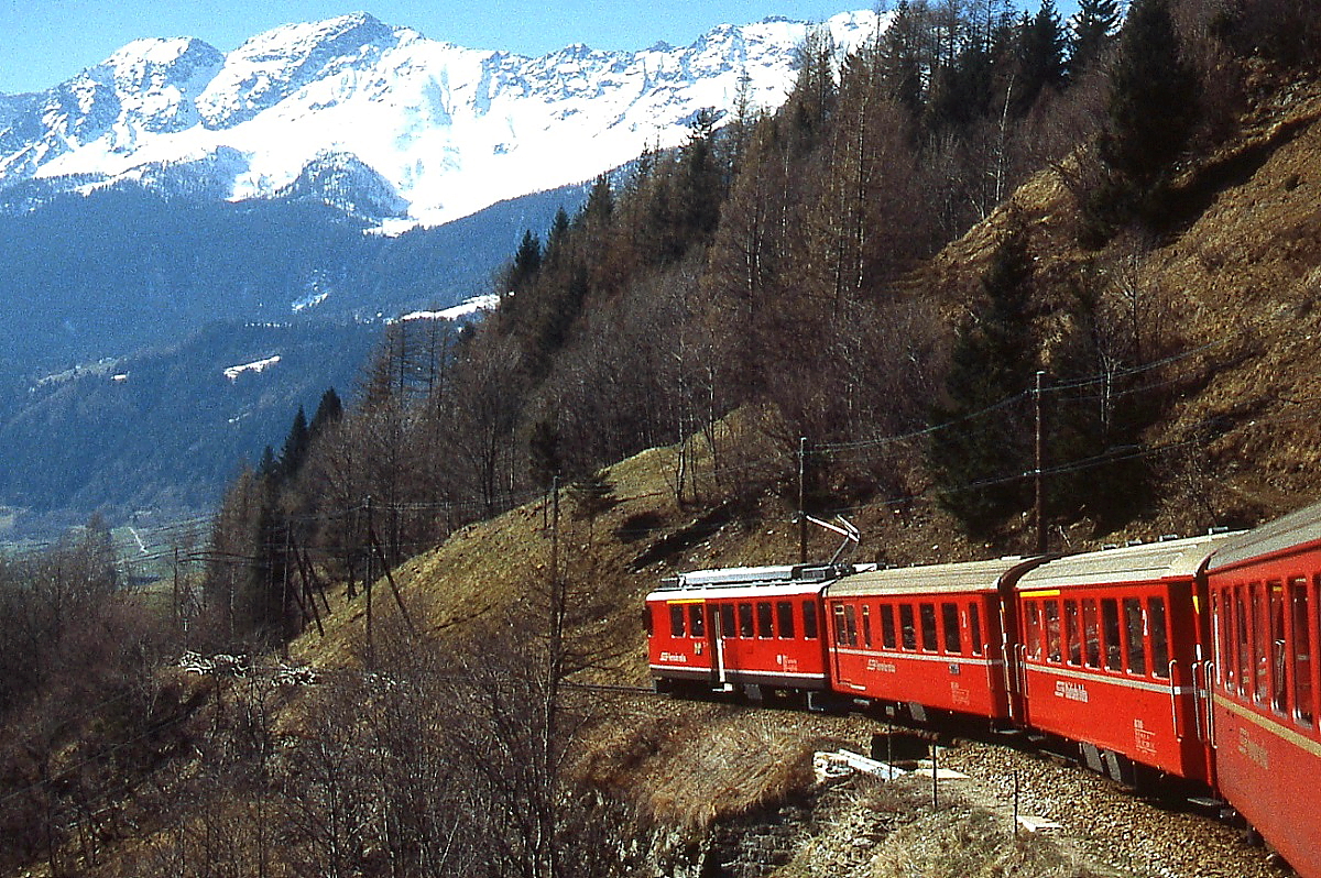 Steil hinunter geht es mit einem ABe 4/4 II von Alp Grm nach Cavaglia (April 1996)