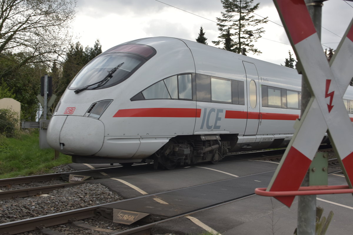 Steuerkopf des ICE 411 Berlin von der DB und ÖBB betrieben, der hier gerade aus Mönchengladbach kommend in Richtung Köln auf der Kbs 465 am Bü Fürther Hecke ist. Ob er nun die Fans aus der Hauptstadt nach Rheydt gebracht hat ist fraglich, aber nicht gänzlich unmöglich. Nur hat Hertha das Spiel mit 1:0 verloren.
5.4.2017