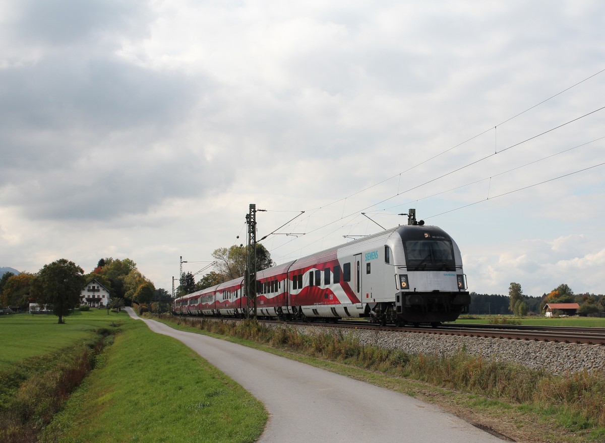 Steuerwagen 80 90 740 mit dem  Fahnen-Railjet  am 9. Oktober 2015 bei bersee am Chiemsee.