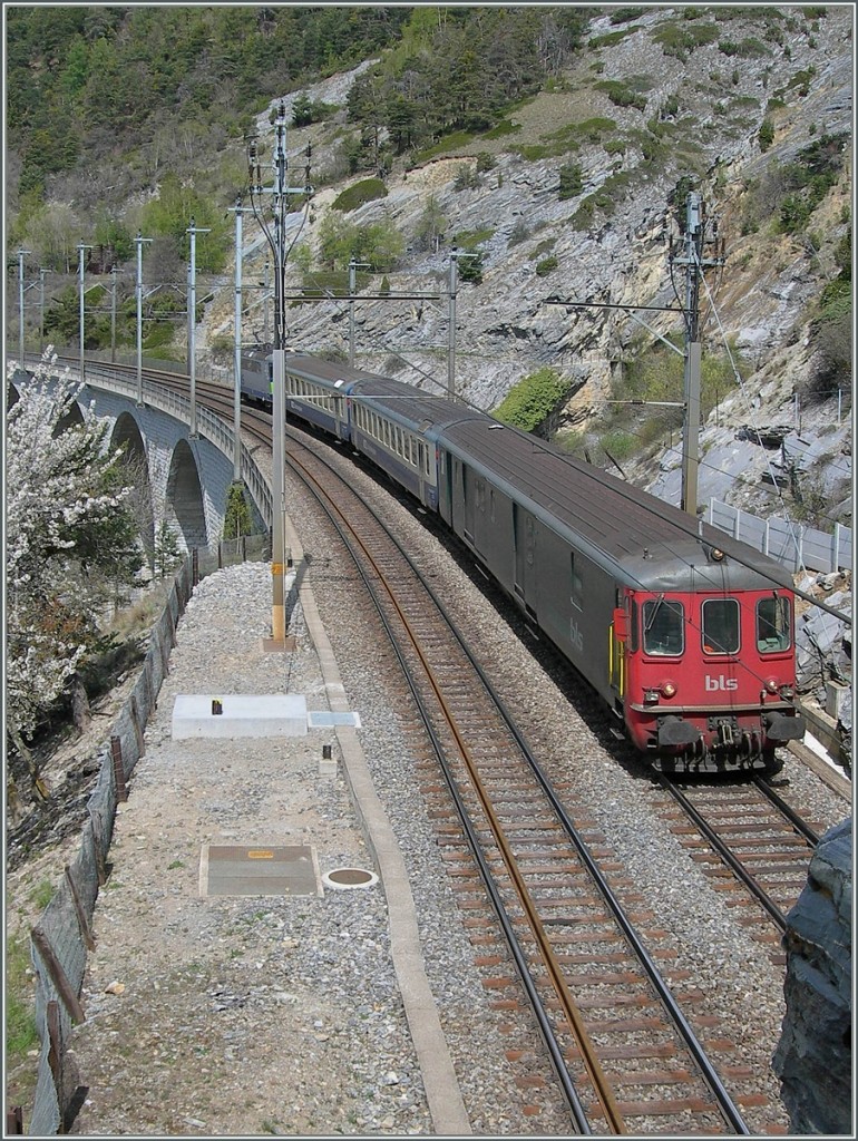 Steuerwagen des Regionalzugs Goppenstein - Brig auf dem Luogelkin Viadukt.
2. Mai 2006