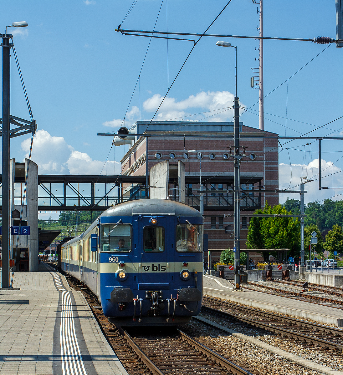 Steuerwagen voraus (Bt 50 63 20 - 33 950-6) verlässt der BLS Pendelzug als Regio Spiez–Interlaken Ost am 28.05.2012 den Bahnhof Spiez. Die Garnitur besteht aus Einheitswagen I (EW I) und als Schublok die BLS Re 4/4 - 192  Spiez  (Re 425).