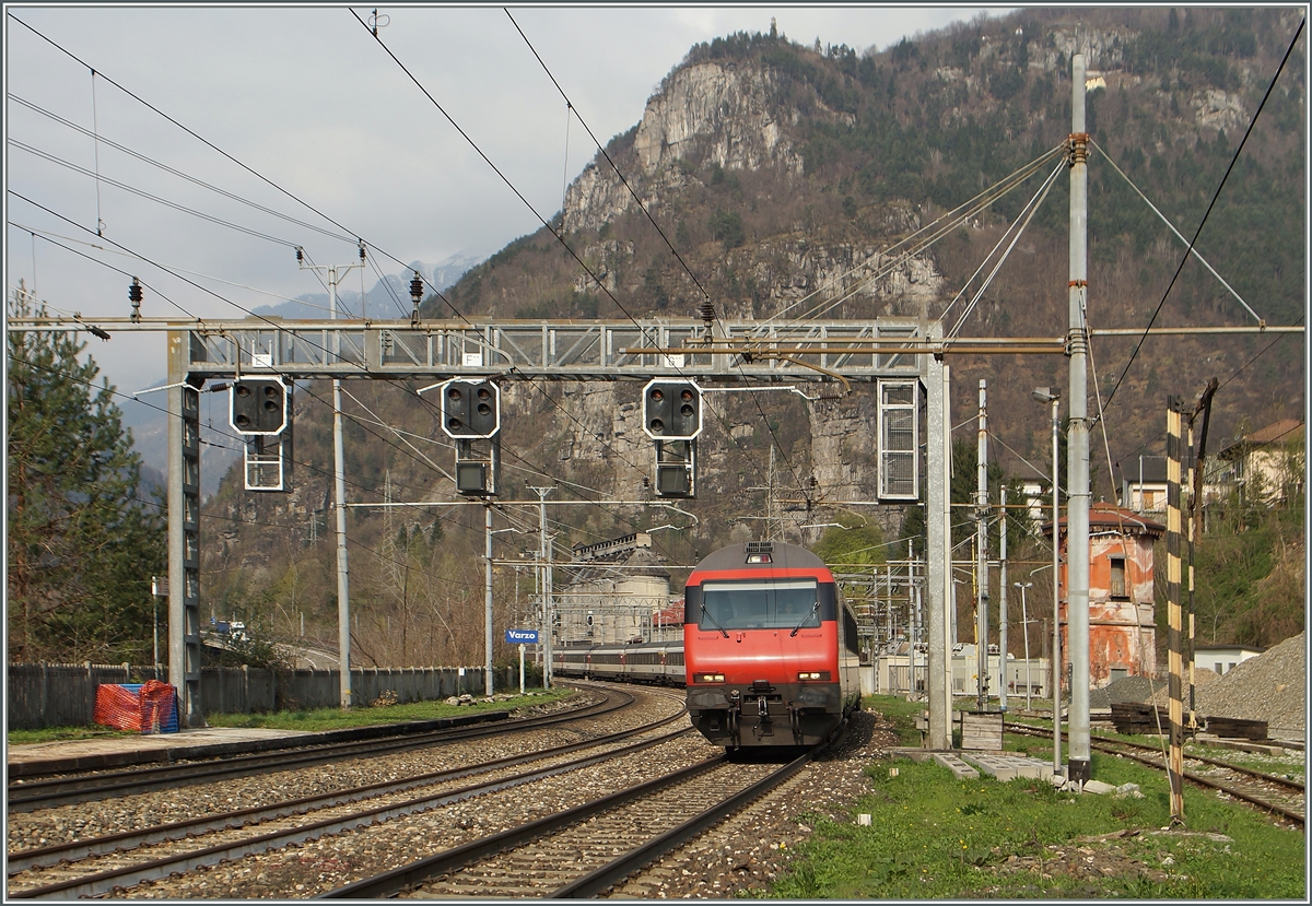 Steuerwagen voraus erreicht der IR 1807 Varzo, wo er freilich ohne Halt durchfahren wird. 
11. April 2015