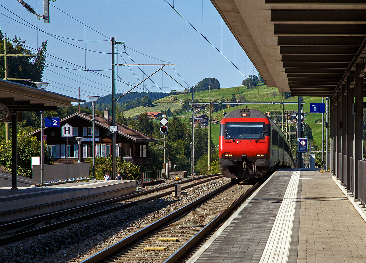 Steuerwagen voraus fhrt ein SBB IC nach Brig am 08.09.2021 durch den BLS Bahnhof Mlenen. 

Diese Zge fahren durch den Ltschberg-Basistunnel via Visp nach Brig. Die Ltschberg-Basisstrecke (LBS) zweigt bei Wengi-Ey, kurz hinter Reichenbach im Kandertal, ab und es geht erst in den 2,6 km langen Engstligetunnel (dient der Umfahrung von Frutigen) bevor es gleichdrauf in den 34,6 km langen Ltschberg-Basistunnel geht.