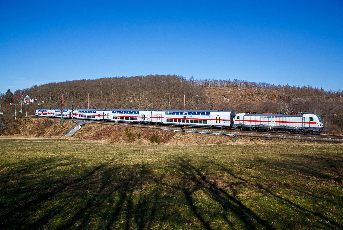 Steuerwagen voraus, geschoben von der 147 573-0 (91 80 6147 573-0 D-DB – IC 4900), fährt am 10.03.2022 der IC 2320 / RE 34 (Frankfurt a.M. - Siegen – Dortmund), bei Rudersdorf (Kr. Siegen) in Richtung Siegen.