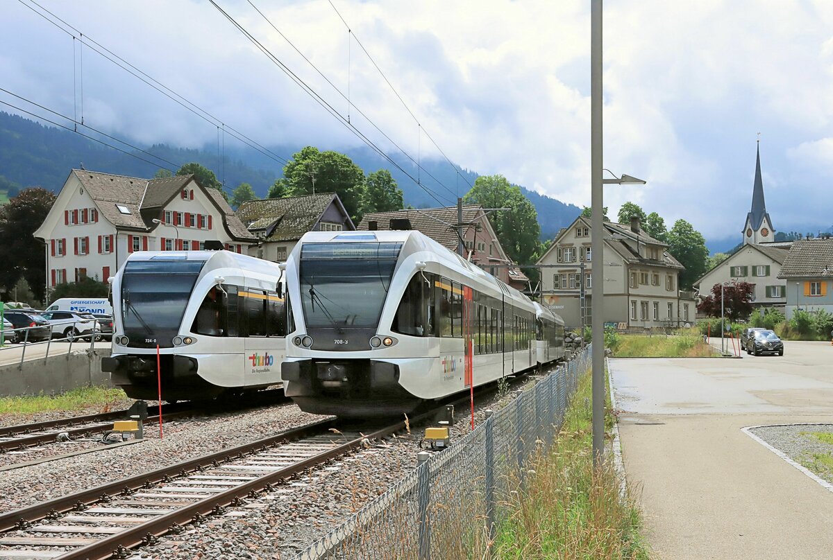 St.Galler S-Bahn Linie S2 (Altstätten SG - St.Gallen - Nesslau Neu St.Johann): GTW 2/6 warten in Nesslau Neu St.Johann auf ihre Einsätze. Rechts 708 und 722, links 724 (und unsichtbar 701). 9.Juli 2021 