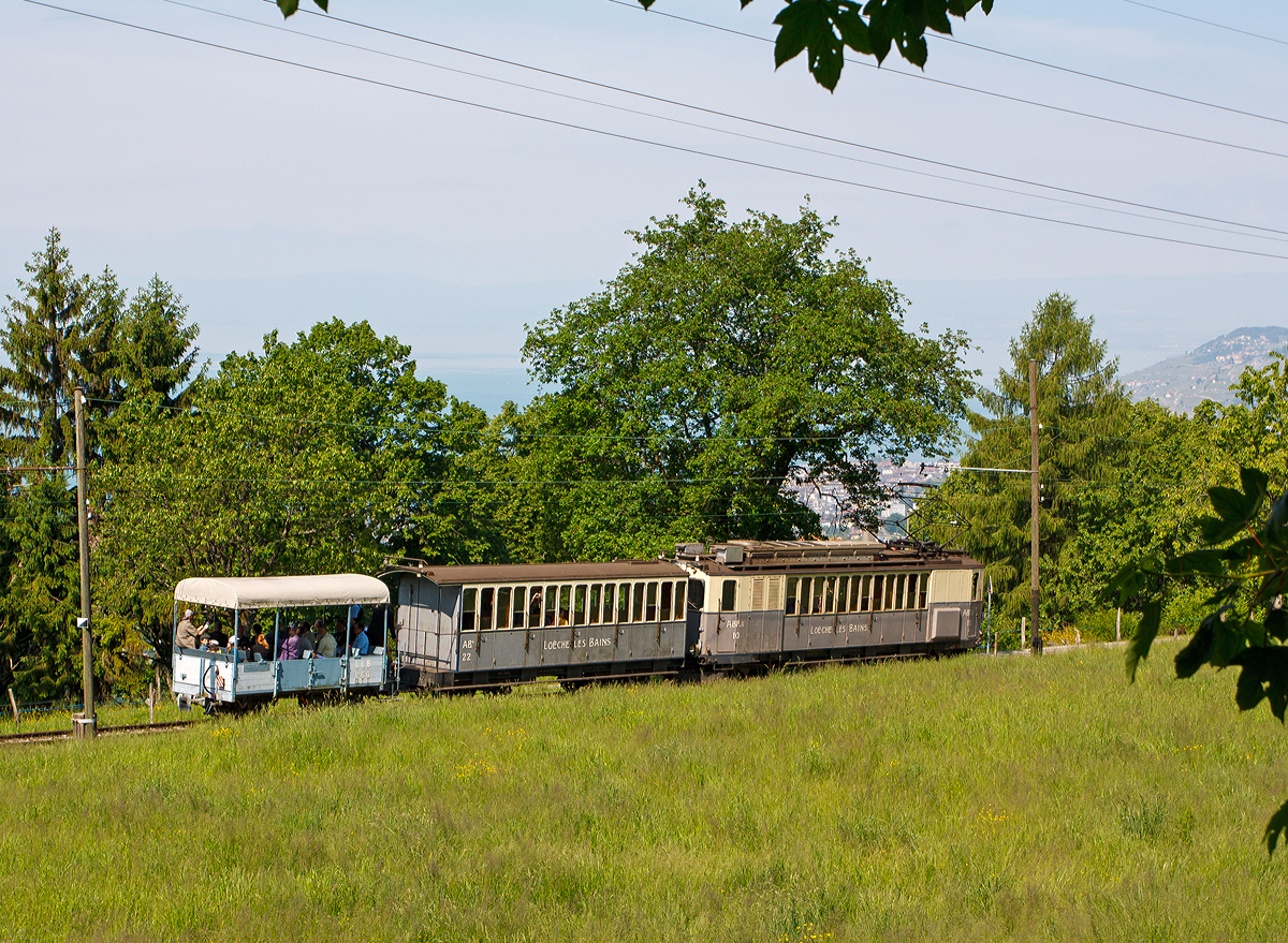 Stillecht fhrt Museumszug als Leuk-Leukerbad-Bahn (LLB), franzsisch Chemin de fer Loche–Loche-les-Bains, am 27.05.2012 in Richtung Blonay hinab...

Vorne der Triebwagen ex LLB ABFe 2/4 – 10, ursprnglich LLB BCFeh 2/4 – 10, in der Mitte der Personenwagen  ex LLB AB 4 – 22 ursprnglich LLB BC 4 – 22 und am Schluss der ehemalige LLB Gterwagen L 60 (restauriert zum Sommerwagen/Aussichtswagen).

Triebwagen ABFe 2/4: 
Drei dieser Triebwagen (10, 11 und 12) wurden 1914 von den SWS, SIG und BBC gebaut. Je zwei 255 PS-Motoren konnten die ein Dienstgewicht von 33 Tonnen aufweisenden Fahrzeuge, mit einer Lnge ber Puffer von 12,6 Metern und einer Hchstgeschwindigkeit von 45 km/h auf Adhsion und 18 km/h auf Zahnstange bergauf bewegen. Sie boten acht Sitzpltze in der ehemaligen zweiten und 24 Sitze in der ehemaligen dritten Wagenklasse. In den Wintern 1944/1945 und 1945/1946 wurden die Triebwagen in den Werksttten der SIG, SLM und BBC grundlegend erneuert. Dabei ersetzten kleinere und strkere Motoren die beiden ursprnglichen jeweils Antriebe.

Mit der Typenbezeichnung nahm man es bei der LLB nicht so genau. So fehlte der Index  h  fr den Zahnradantrieb. Total irrefhrend jedoch war die Bezeichnung 2/4. Wohl besa das Fahrzeug nur 2 Motoren, da die beiden Achsen der Drehgestelle mit Kuppelstangen verbunden waren und daher alle 4 Achsen angetrieben, wre die korrekte Bezeichnung natrlich ABFeh 4/4 bzw. BCFeh 4/4 gewesen.

Personenwagen  ex LLB AB 4 – 22:
Die Schweizerische Wagons- und Aufzgefabrik AG, Schlieren-Zrich (SWS) baute 1915 drei dieser Wagen (BC4 Nr. 20 bis 22) fr die LLB, dieser (Nr. 22) blieb bei der BC erhalten.
Technische Daten:
Spurweite: 1.000 mm
Lnge ber Puffer: 9.360 mm
Gewicht: 9 t
Sitzpltze: 30

Gterwagen L 60 (restauriert zum Sommerwagen/Aussichtswagen):
Zwei dieser Gterwagen wurden ebenfalls 1915 von der SWS fr die LLB gebaut, beide sind heute bei der BC erhalten und wurden zum Sommerwagen/Aussichtswagen umgebaut.

Technische Daten:
Spurweite: 1.000 mm
Lnge ber Puffer: 5.800 mm
Gewicht: 4 t

Der Bau der Leuk-Leukerbad-Bahn begann am 29. Februar 1912. Um Kosten zu sparen, verlegte man die Schienen auf einer Lnge von 2,5 Kilometern im Planum der Strae nach Leukerbad. Am 15. Juli 1915 wurde der Fahrbetrieb aufgenommen.

Die Trasse der Leuk-Leukerbad-Bahn zweigte von der Hauptstrecke Lausanne–Brig ab. Der Ausgangspunkt liegt im Rhonetal auf einer Hhe von 623 Meter ber Meer und auf dem Gemeindegebiet des Leuker Ortsteils Susten. Um den zentral in Leuk (franzsisch Loche) gelegenen Bahnhof vom etwas abseits gelegenen Staatsbahnhof zu unterscheiden, wurde der Fernbahnhof ursprnglich als Leuk SBB bezeichnet. Der in der Ortschaft Leuk gelegene Bahnhof hie hingegen Leuk Stadt.

Vom Startpunkt aus fhrte die Strecke durch das Dalatal ber das etwas hhergelegene Leuk hinauf zum Kurort Leukerbad (franzsisch Loche-les-Bains) auf einer Hhe von 1.394 Metern. Um den Hhenunterschied von 771 Metern und die Steigungen von bis zu 160 Promille zu berwinden, waren 5,1 Streckenkilometer mit einer Zahnstange des Systems Abt versehen.

Neben den drei greren Stationen Leuk SBB, Leuk Stadt und Leukerbad existierten weitere kleine Zwischenstationen. Dies waren der Bahnhof Inden und die Haltepunkte Albinen, Rumeling und Russengraben. Die Depotgebude und die Werkstatt der Leuk-Leukerbad-Bahn befanden sich am Ausgangspunkt Leuk SBB. Am Endpunkt Leukerbad bestand zustzlich eine kleine Remise.

In den ersten Betriebsjahren fuhren die Zge im Winter jedoch nur von Leuk Bahnhof bis Leuk Stadt. Die letzte Fahrt fand am 27. Mai 1967 statt. Danach wurde die Bahnlinie stillgelegt und zum grten Teil zurckgebaut. Einer der Grnde fr die Einstellung lag in der Trassierung, die zu Behinderungen des Straenverkehres gefhrt hatte. Auerdem wre die Auswechselung der in die Jahre gekommenen Fahrzeuge durch neues Rollmaterial zu kostspielig gewesen.

Heute setzt die LLB, die Abkrzung steht heute fr Verkehrsbetriebe Leuk-Leukerbad und Umgebung, auf der Strecke nach Leukerbad Omnibusse ein. Das Empfangsgebude von Inden blieb erhalten und wird heute als Dorfladen verwendet.
