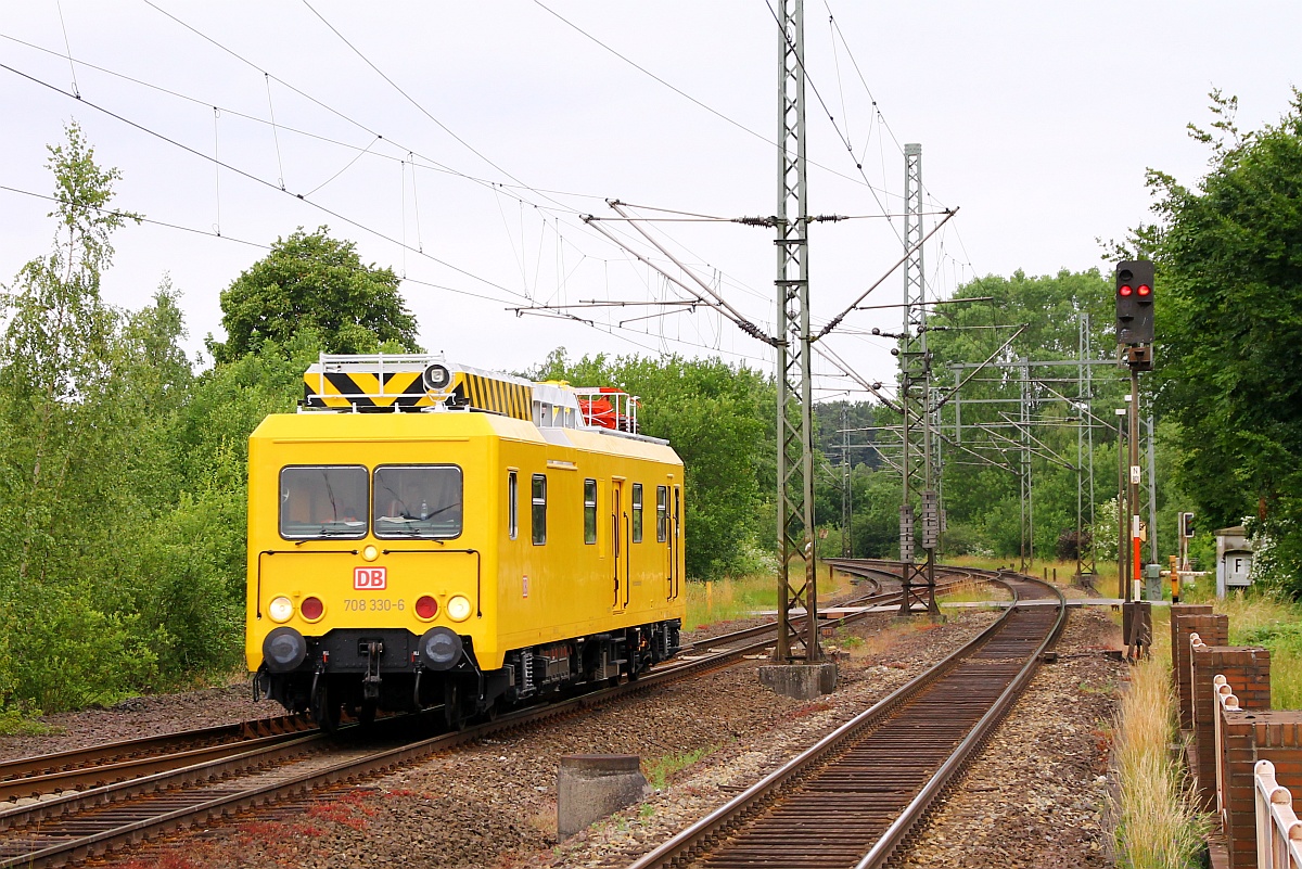 Störung beseitigt und ab ging es wieder nach Neumünster ORT 708 330-6 dieselt hier freundlich  hupend  durch Schleswig. 19.06.2014