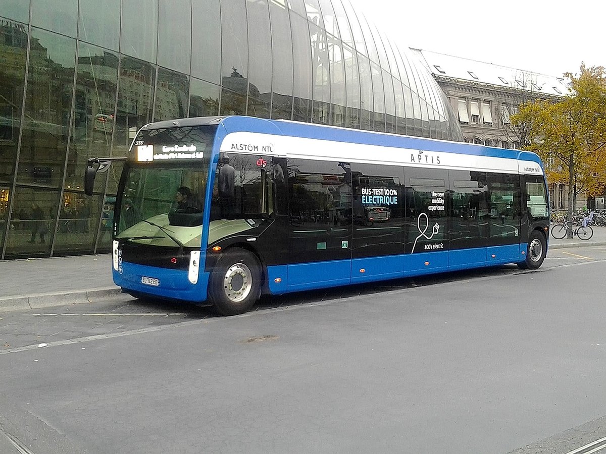 Strassburg - 20. November 2017 : Alstom/Lohr Elektrobus Aptis als Testwagen vor dem Bahnhof. 12 Busse sind fr die neue Linie H bestellt worden.