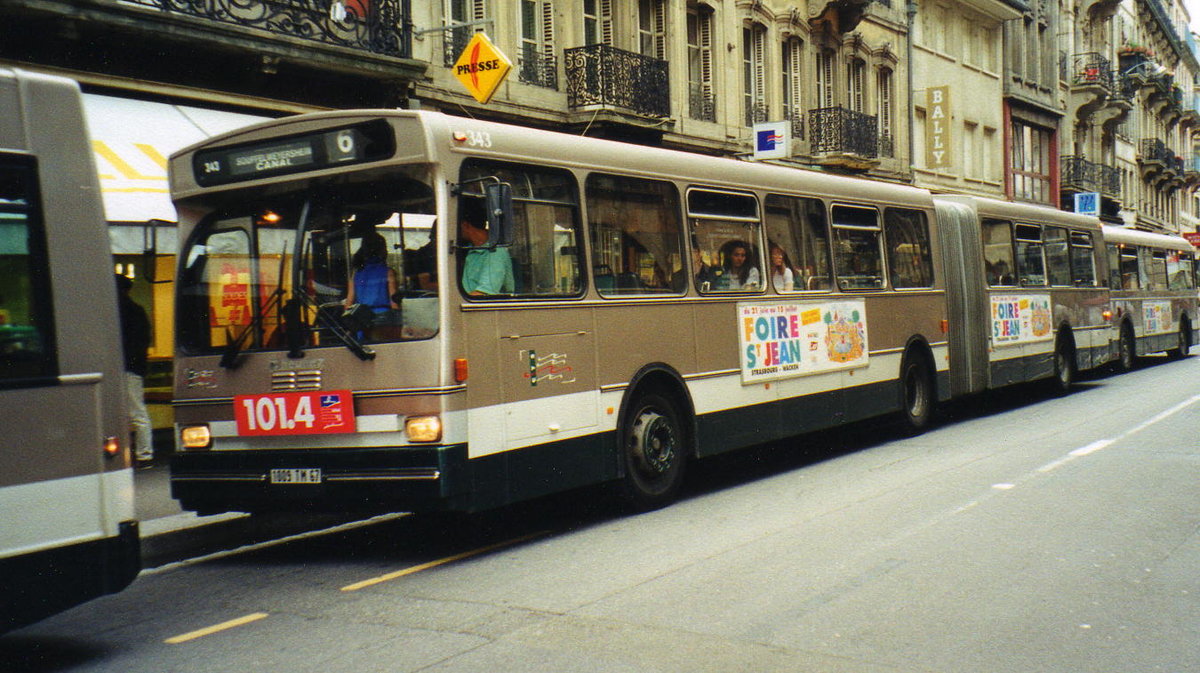 Strassburg - 23. Dezember 1998 : Heuliez/MB O 305 G Nr 343 bei der Haltestelle Homme de Fer.