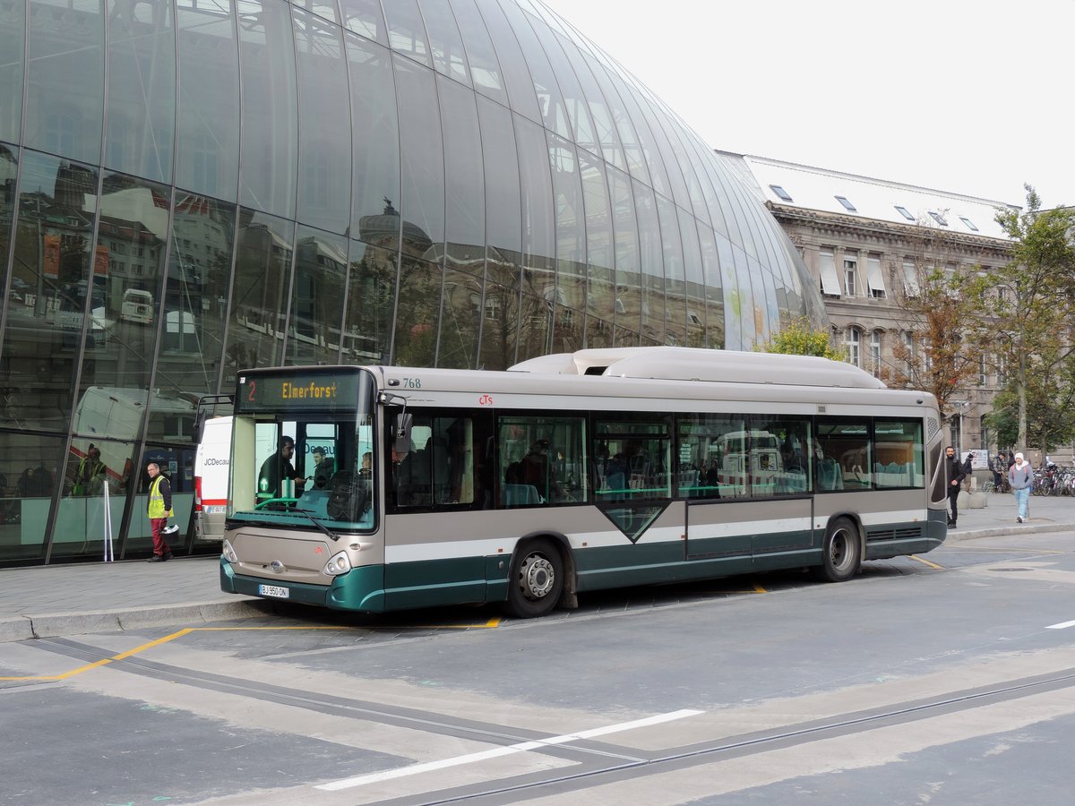 Strassburg - 30. Oktober 2019 : Heuliez GX 327 CNG Nr 768 vor dem Bahnhof.