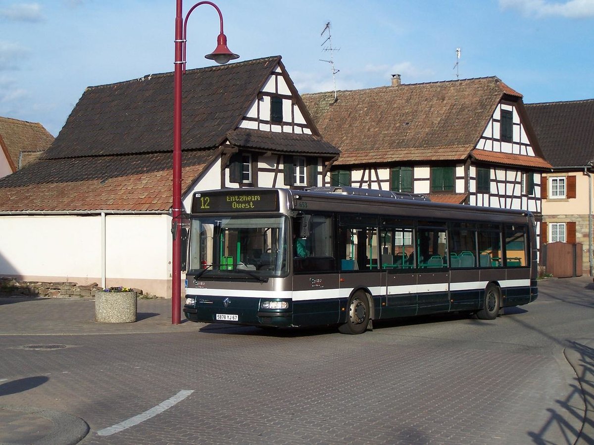 Strassburg - 9. März 2011 : Renault Agora Nr 653 in Entzheim.