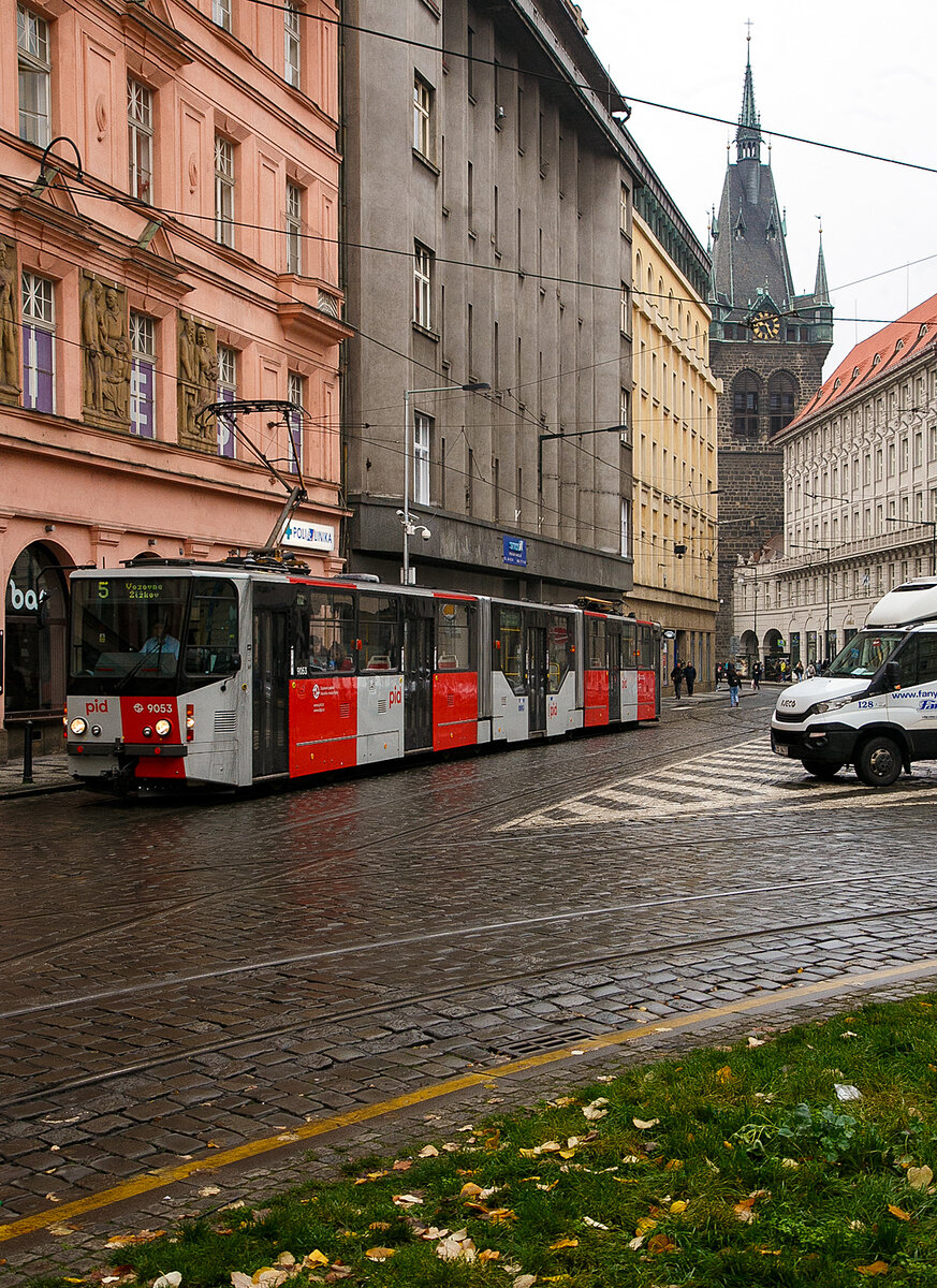 Straenbahn Prag, der dreiteilige achtachsiger Zweirichtungs-Gelenktriebwagen mit Niederflurmittelteil, DPP 9053, ein Tatra KT8D5.RN2P, am 23.11.2022, als Linie 5, auf der Senovn nměst Prag.

Im Hintergrund der Heinrichsturm (Jindřisk vě) ein Glockenturm in der Prager Neustadt in gotischem Baustil. Der Turm hat eine Hhe von 67,7 Metern und wurde von 1472 bis 1475 erbaut.

Der Triebwagen wurde 1985 von ČKD Tatra in Prag (Typ KT8D5 der Nullserie) unter den Fabriknummern 176 214 A, 176 224 B und 176 234 C gebaut und als Triebwagen 9003 geliefert. Durch PARS Nova in umperk wurde er zum KT8D5.RN2P modernisiert bzw. umgebaut und bekam die neue Triebwagen Nr. 8053. Nur die ersten drei Wagen wurden bei PARS Nova in umperk umgebaut, dies war der letzte. Die anderen Wagen wurden dann in der Prager Hauptwerkstatt UDDP umgebaut.

Der Umbau bestand aus folgenden neuen Ausrstungen:
 neues niederfluriges Mittelteil,
 neue Auen- und Innenanzeigen,
 komplett neue Bestuhlung,
 Einholmstromabnehmer,
 verblendete Drehgestelle,
 neue Steuerung vom Typ TV Progress der Firma Cegelec a.s.,
 neue Fahrerkabine mit Sollwertgeberschaltung.

1984 baute ČKD -Prag die ersten beiden Prototypen vom Typ KT8D5 und wurden im Prager Netz getestet. Dieser Wagentyp besteht aus drei Wagenteilen, die in der Mitte auf Jacobsdrehgestellen ruhen. Er ist als Zweirichtungswagen konzipiert und ist deshalb mit zwei Fahrerstnden und jeweils 5 Tren je Wagenseite ausgestattet. Er hat die gleiche Thyristorsteuerung (TV 3) wie die fr Berlin gebauten KT4D-t Fahrzeuge.

1986 wurden zehn Nullserienfahrzeuge gebaut. Von diesen zehn Wagen bekamen Prag vier Wagen, Most, Brno und Kosice jeweils zwei Wagen. Alle zehn Nullserienwagen hatten eine aufwendige Lackierung. Die vier Wagen fr Prag bekamen die Wagennummern 9001 bis 9004 und verkehrten anfangs mit der ESW-Scharfenbergkupplung. Spter bekamen diese Wagen jedoch die Prager Standardkupplung. Ab 1989 begann bei ČKD in Prag der Serienbau vom Typ KT8D5. Auch Prag erhielt weiter Wagen davon, die jedoch schon mit der Prager Standardkupplung und der nicht mehr so aufwendigen Lackierung versehen waren. Bis 1990 erhielt Prag 44 Wagen.

Serienfahrzeuge dessen Mittelteil in Niederflurbauweise ausgefhrt ist wurden erstmals 1998 in Dienst gestellt. Diese waren die KT8DN fr Brno (Brnn). In den Folgejahren wurden auch bei anderen Betrieben im Rahmen von Modernisierungsmanahmen die Mittelteile auf Niederflur umgebaut. In Prag wurde dabei auch der untere Teil des Wagenkastens verndert und die Drehgestelle verkleidet. Darber hinaus kaufte Prag fast alle KT8D5 der ungarischen Stadt Miskolc (Mischkolz) auf, die dort durch neue Niederflurwagen ersetzt wurden und baute sie gleich zu KT8D5N um. 

TECHNISCHE DATEN:
Hersteller: 	ČKD Tatra
Gebaute Anzahl: 205 Triebwagen (davon 53 in Prag)
Baujahre: 	1986–1999
Spurweite: 	1.435 mm (Normalspur)
Achsfolge: Bo'+Bo'+Bo'+Bo'
Lnge ber Kupplung: 31.240 mm
Wagenkastenlnge: 30.300 mm 
Hhe: 3.145 mm
Breite: 2.480 mm
Drehzapfenabstand: 37.500 mm
Achsstand im Drehgestell: 1.900 mm
Leergewicht: 38,0 t
Hchstgeschwindigkeit: 65 km/h
Stundenleistung: 845 kW = 360 kW
Motorentyp: TE 023
Betriebsart: Zweirichtungs-Gelenktriebfahrzeug
Sitzpltze: 40–54 (je nach Ausfhrung)
Stehpltze: bis zu 283 (je nach Ausfhrung)