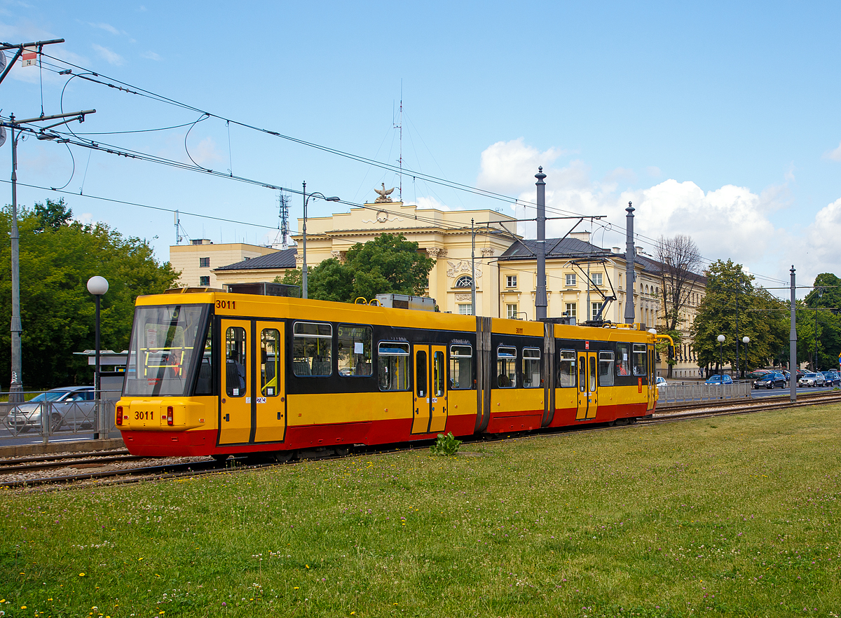 
Straßenbahn Warschau (Tramwaje Warszawskie): Der Triebwagen 3011, ein dreiteiliger Gelenkwagen vom Typ ALSTOM Konstal 116Na/1 hat am 26.06.2017 gerade die Station Ratusz Arsenał verlassen und fährt als Linie 15 weiter in Richtung Aleja Krakowska. Im Hintergrund Mostowski-Palast (Polnisch: Pałac Mostowskich).

In den 1990er Jahren wurde klar, dass die Zukunft den Niederflurstraßenbahnen gehören würde. Aus diesem Grund hat Chorzów Konstal 1995 einen zweiteiligen Gelenktriebwagen vom Typ 112N als Prototyp für Warschau (Nr. 3001) gebaut. Dies war der erste polnische Straßenbahn-Triebwagen mit teilweise abgesenktem Boden (24 Prozent Niederfluranteil).

In der Zwischenzeit (1997) wurde Konstal von dem französischen Konzern ALSTOM gekauft, was Weiteentwicklungen nicht verhinderte. Auf dem zweiteiligen Gelenktriebwagen 112N folgte dann 1998 dreiteilige Gelenktriebwagen ALSTOM Konstal 116N als Prototyp für Warschau (Nr. 3002). Durch das Einfügen eines Mittelteils wurde der Niederfluranteil auf 63 Prozent gesteigert.

Bald schlossen sich ihm zwei Triebwagen, nun Typ 116Na an (Nr. 3003 und Nr. 3004). Ihr Aussehen ist identisch, aber die elektrischer Anlage eine Andere, (Gleichstrom im 116N gegen Wechselstrom im 116Na). 

Von 1999 bis 2000 wurden dann insgesamt 26 Triebwagen vom Typ ALSTOM Konstal 116Na/1 für die Straßenbahn Warschau (Nr. 3005 bis 3030) gebaut und geliefert. Die unterscheiden sich optisch von den Vorgängern durch schiefe Stirnflächen, einen reduzierten Höhenunterschied der Fensterlinien und neue Außenspiegel. Ihre Form hat ihnen den Spitznamen  U-Boot  eingebracht.

TECHNISCHE DATEN (Konstal 116Na/1):
Anzahl:  26
Baujahre: 1999 bis 2000
Achsformel: Bo'+2+Bo'
Spurweite:  1.435 mm (Normalspur)
Länge:  24.050 mm
Achsabstand im Drehgestell: 1.900 mm
Breite: 2.350 mm
Höhe: 3.360
Eigengewicht: 29.000 kg
Betriebsart:  Einrichtungsfahrzeug
Leistung: 4 x 50 kW  (200 kW)
Höchstgeschwindigkeit: 70 km/h
Stromsystem: 600 V DC
Sitzplätze:  40
Türen: vier Doppelflügeltüren
