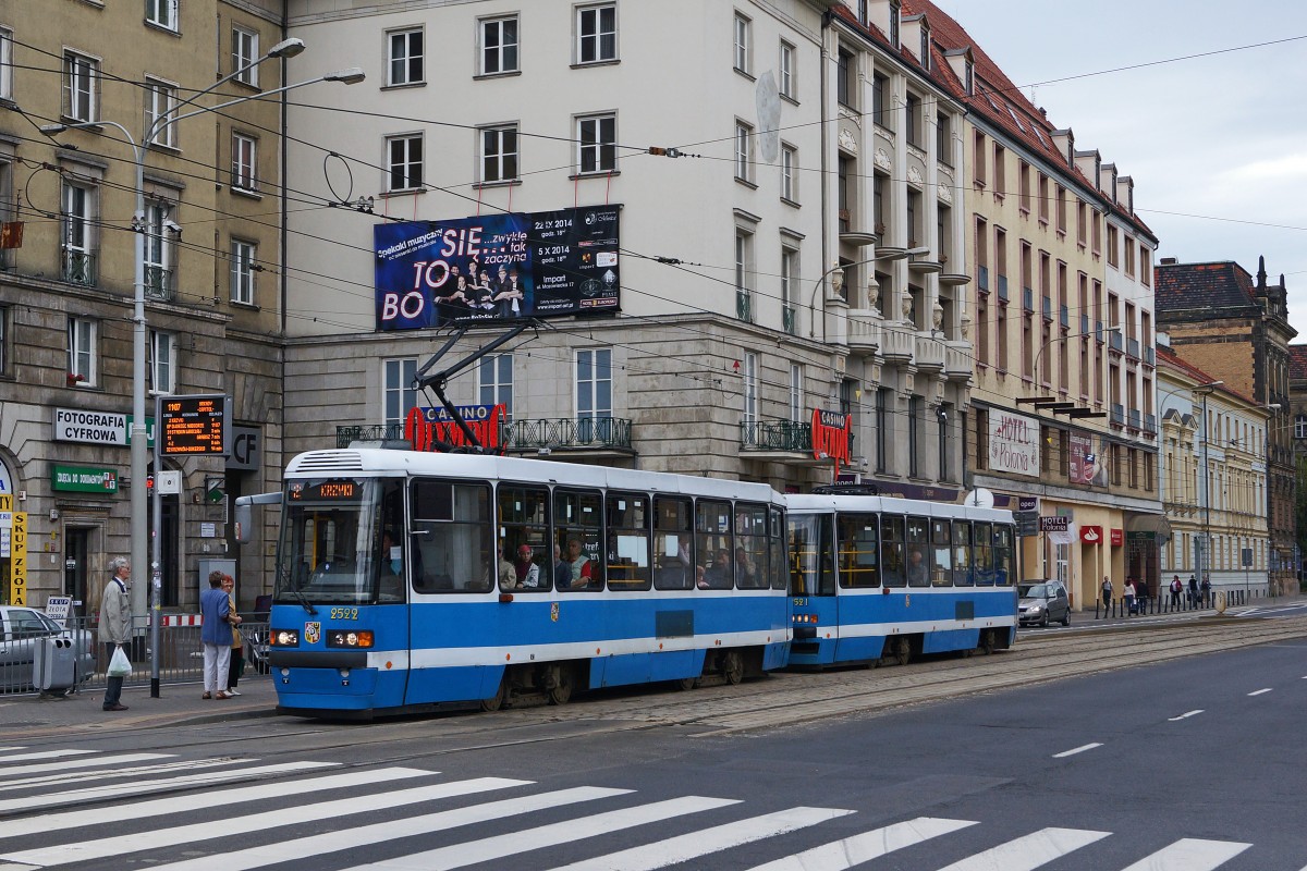 STRASSENBAHNBETRIEBE IN POLEN Strassenbahn BRESLAU Die modernisierten 105Na Motorwagen 2522 und 2591 in Doppeltraktion aufgenommen am 18. August 2014.
Foto: Walter Ruetsch 