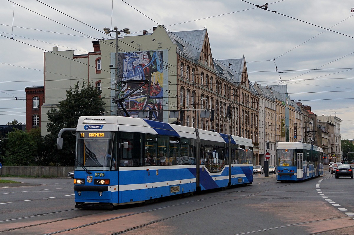 STRASSENBAHNBETRIEBE IN POLEN Strassenbahn BRESLAU Die Doppelgelenktriebwagen 2726 und 2712 der Linien 11 und 17 mit niederflurigem Mittelteil des Typs WRAS 205 aufgenommen am 18. August 2014.
Foto: Walter Ruetsch 