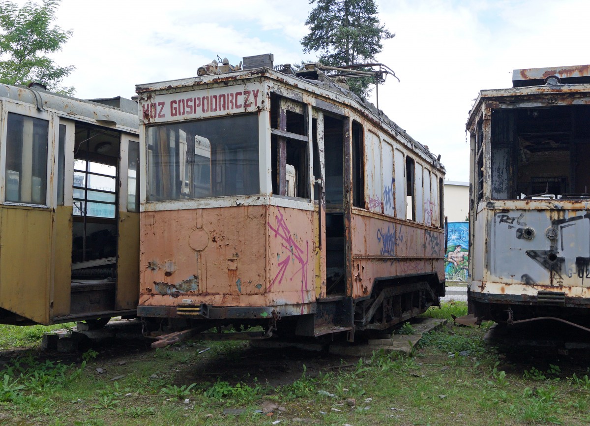 STRASSENBAHNBETRIEBE IN POLEN
Historische Strassenbahn in BRESLAU
Die am 19. August 2014 in Breslau per Zufall entdeckten Strassenbahnen warten im Freien abgestellt auf die Aufarbeitung. Auf die Breslauer Strassenbahnfreunde wartet somit noch viel Arbeit.  
Foto: Walter Ruetsch