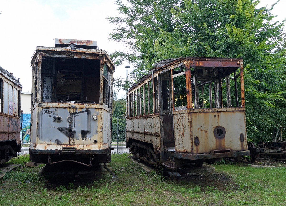 STRASSENBAHNBETRIEBE IN POLEN
Historische Strassenbahn in BRESLAU
Die am 19. August 2014 in Breslau per Zufall entdeckten Strassenbahnen warten im Freien abgestellt auf die Aufarbeitung. Auf die Breslauer Strassenbahnfreunde wartet somit noch viel Arbeit.  
Foto: Walter Ruetsch