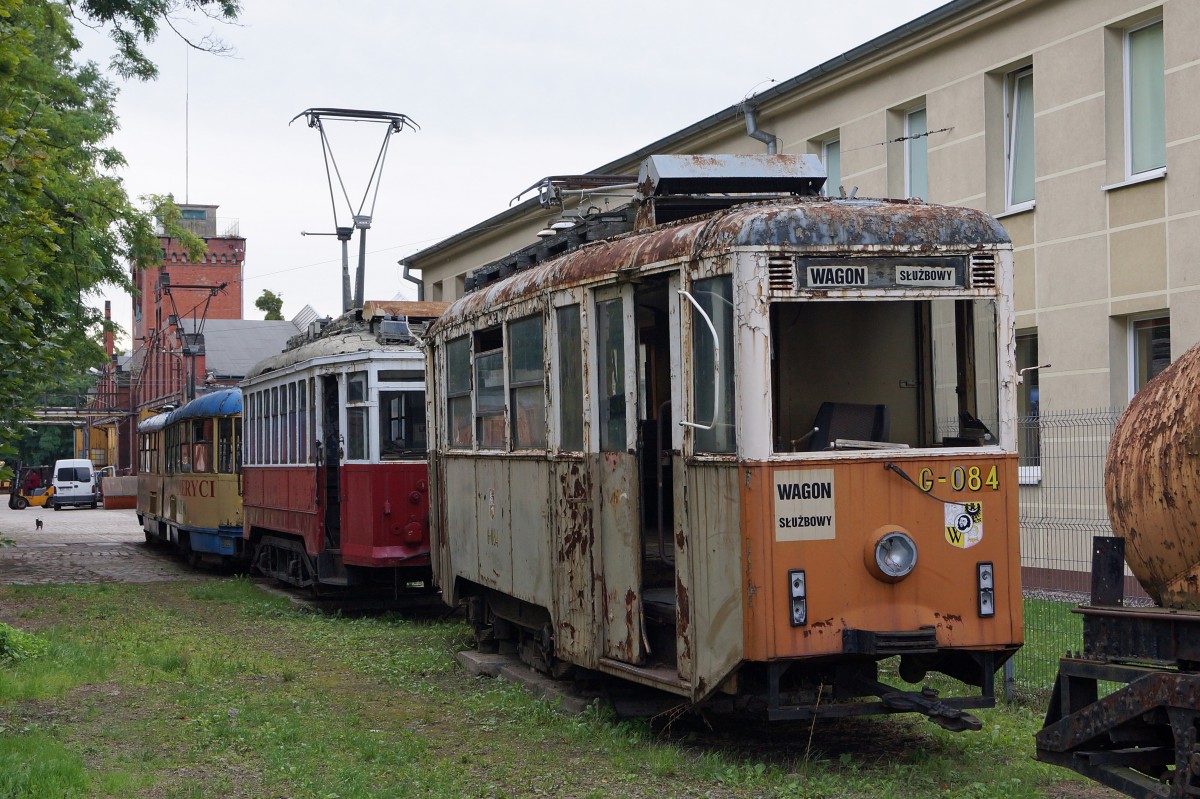 STRASSENBAHNBETRIEBE IN POLEN
Historische Strassenbahn in BRESLAU
Die am 19. August 2014 in Breslau per Zufall entdeckten Strassenbahnen warten im Freien abgestellt auf die Aufarbeitung. Auf die Breslauer Strassenbahnfreunde wartet somit noch viel Arbeit.  
Foto: Walter Ruetsch