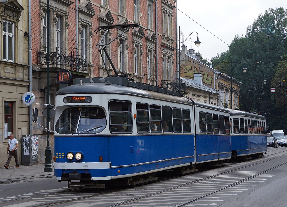 STRASSENBAHNBETRIEBE IN POLEN
Strassenbahn KRAKAU
Auf dem Strassenbahnnetz sind auch Gebrauchtwagen aus Wien, Düsseldorf und Nürnberg zu sehen. An einigen Fahrzeugen wurden gar noch Umbauten vorgenommen. Motorwagen 255 mit Beiwagen aufgenommen am 13. August 2014.  
Foto: Walter Ruetsch 