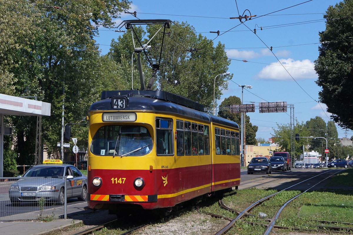 STRASSENBAHNBETRIEBE IN POLEN
Strassenbahn LODZ
Auf dem Strassenbahnnetz sind auch Gebrauchtwagen aus Bielefeld, Ludwigshafen und Mannheim im Einsatz. Am 20. August 2014 konnte der Dwag GT6 1147 ex Bielefeld im aktuellen Farbkleid fotografiert werden.  
Foto: Walter Ruetsch 