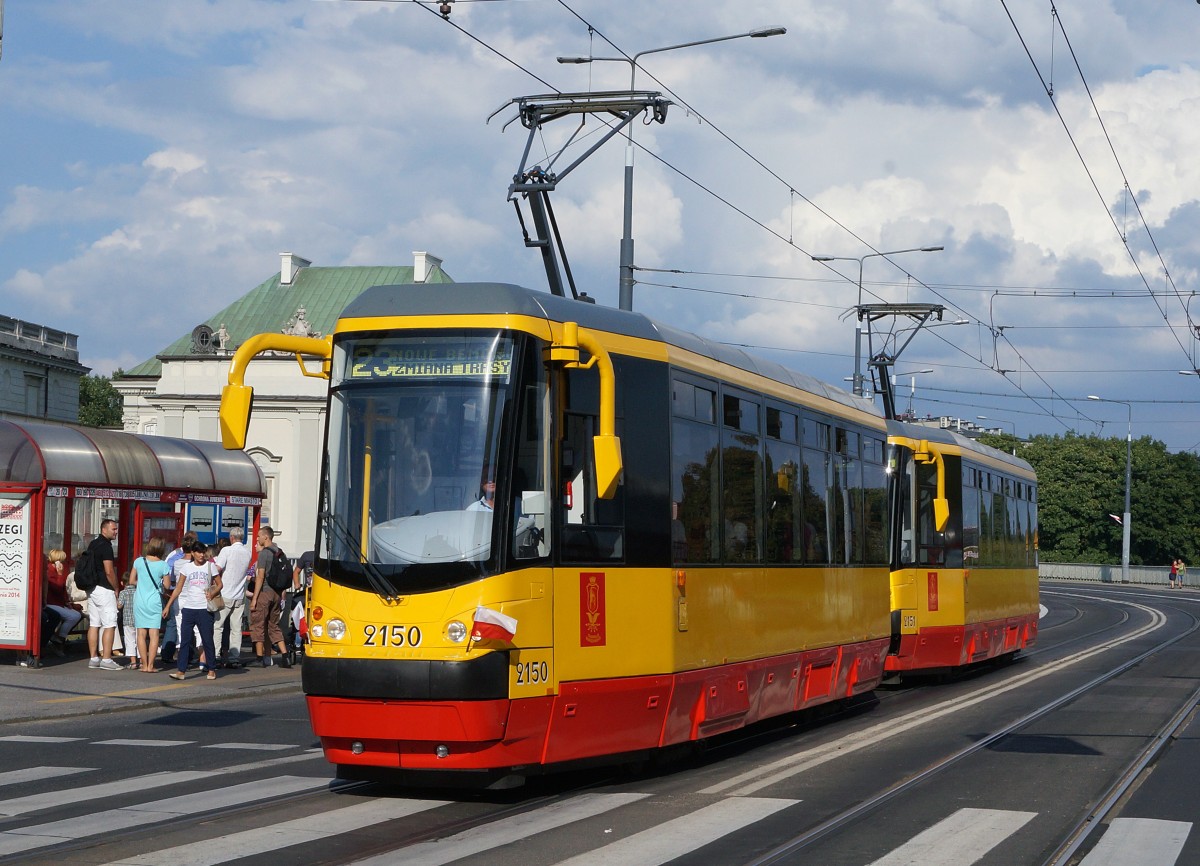 STRASSENBAHNBETRIEBE IN POLEN
Strassenbahn WARSCHAU
Motorwagen 2150 des Typs FPS 123N in Doppeltraktion aufgenommen am 15. August 2014. Am Nationalfeiertag wurden smtliche Strassenbahnen mit der polnischen Nationalflagge geschmckt.  
Foto: Walter Ruetsch 