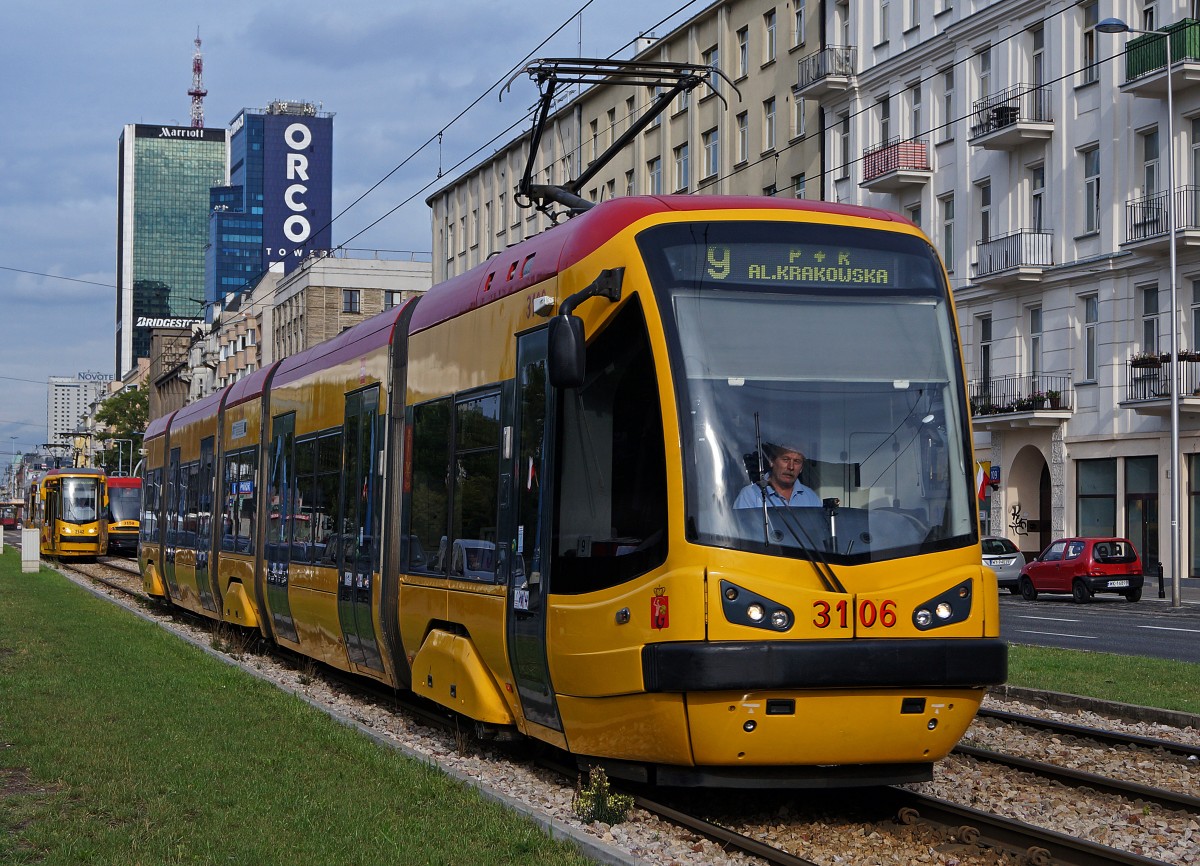 STRASSENBAHNBETRIEBE IN POLEN
Strassenbahn WARSCHAU
Niederflurgelenkwagen des Typs PESA 120 N Nr. 3106
aufgenommen am 14. August 2014 
Foto: Walter Ruetsch 