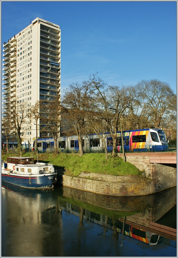 Strassenbahnverkehr am Rhone-Rhein-Kanal in Mulhouse.
(10.12.13)