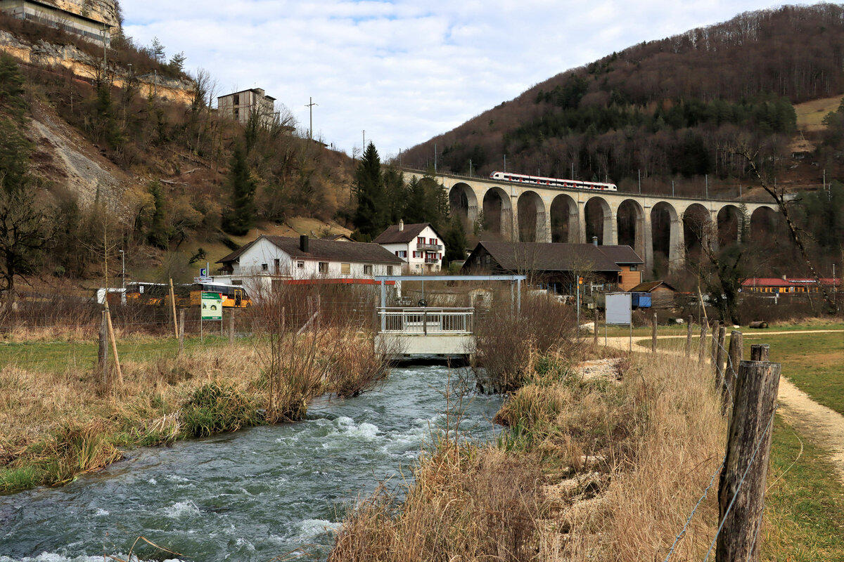 St.Ursanne, mit Blick auf den Viadukt von der Seuil de Moulin Grillon Stauschwelle aus gesehen, über welche die Fische flussaufwärts wandern können. 18.Februar 2022 