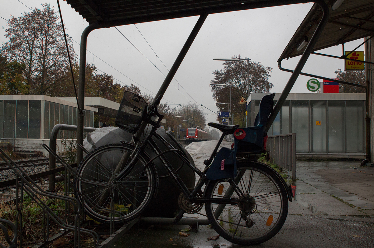 Sucht man unter dem Wellblechdach diverser Fahrradständer vor Regen und Schnee Schutz, um ein paar Züge zu fotografieren, so entstehen durchaus merkwürdige Ideen.

Auf einmal hat man ein Motiv, welches es wert war, daß es zur zufriedenstellenden Umsetzung mehrerer Versuche bedurfte.

423 593-3 als S2 nach Altomünster wurde schließlich auserkohren, in diesem Bild die Hauptrolle zu spielen. (Poing am 06.11.16)