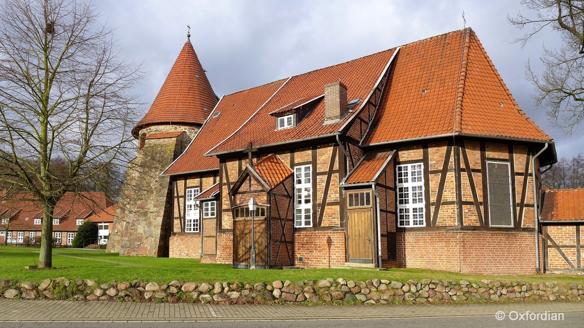 Suderburg, St. Remigius Kirche im Fachwerkstil mit Glockenturm aus Feldsteinen. 