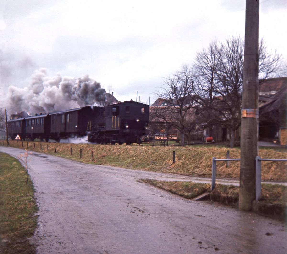 Sursee Triengen Bahn (Regelbetrieb): Ausfahrt aus Triengen zurück nach Sursee, 21.März 1965. 
