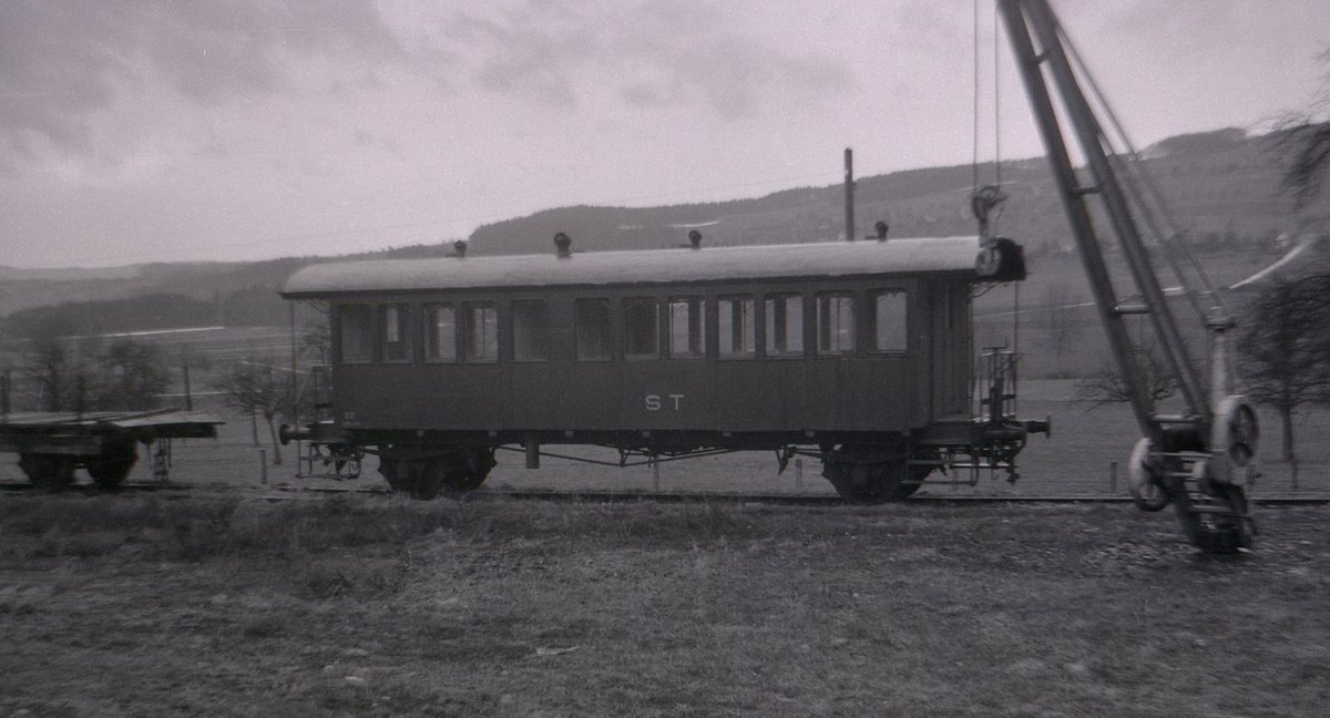Sursee Triengen Bahn (Regelbetrieb): Dieser abgestellte Wagen hat nur Zweitklassabteile. 21.März 1965. 