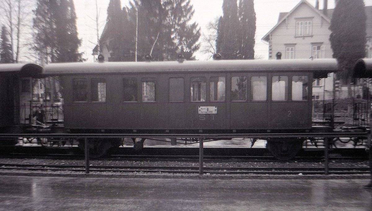 Sursee Triengen Bahn (Regelbetrieb): Dieser kleine Wagen hat Erst- und Zweitklass-Abteile. 21.Mrz 1965. 