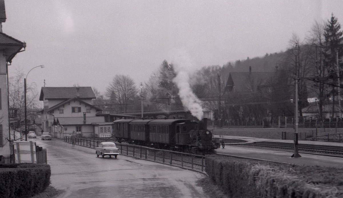 Sursee Triengen Bahn (Regelbetrieb): Warten auf Abfahrt in Sursee, 21. März 1965. 