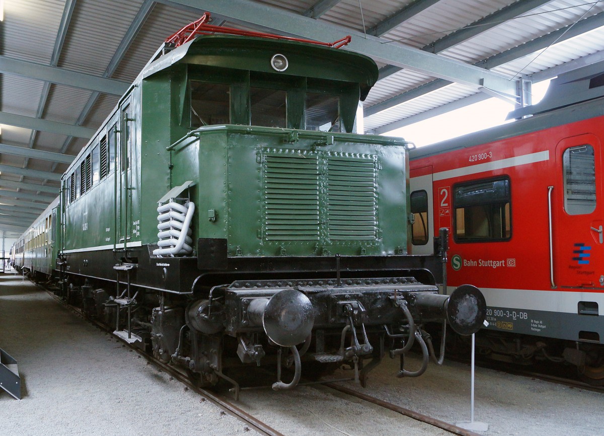 SVG: Die ehemalige am 25. April 2015 aufgenommene DR 144 084 Bo'Bo (1938) bereichert als Leihgabe des DD-Museums die Austellung der Eisenbahn Erlebniswelt Horb am Neckar.
Foto: Walter Ruetsch 