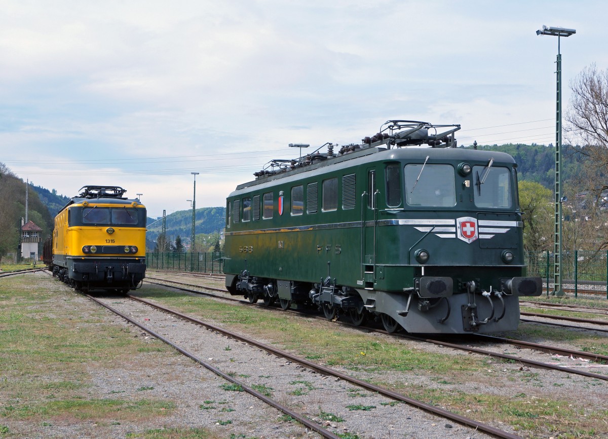 SVG: Zwei Leihgaben von verschiedenen Lndern vor der Museumshalle der Eisenbahn Erlebniswelt Horb am Neckar am 25. April 2015. Dabei handelt es sich um die erste Ae 6/6 Kantonslok 11401  TICINO  (Prototyp, 1952) aus der Schweiz und die 1315 (1956) aus den Niederlanden die bald durch einen andern Loktyp ausgewechselt werden soll.
Foto: Walter Ruetsch 