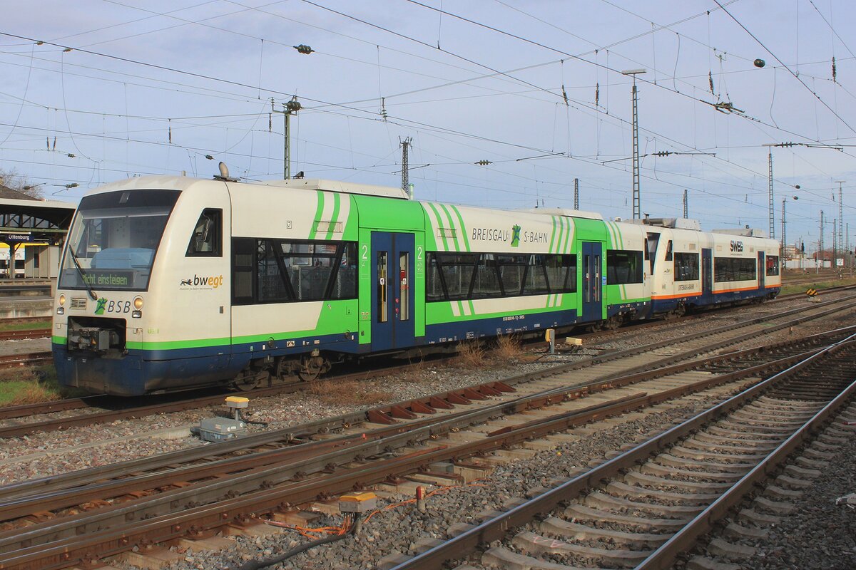 SWEG, ex-BSB 019/650 048 steht -noch immer mit Breisgauer S-Bahnfarben- am 15 Febtruar 2024 in Offenburg.