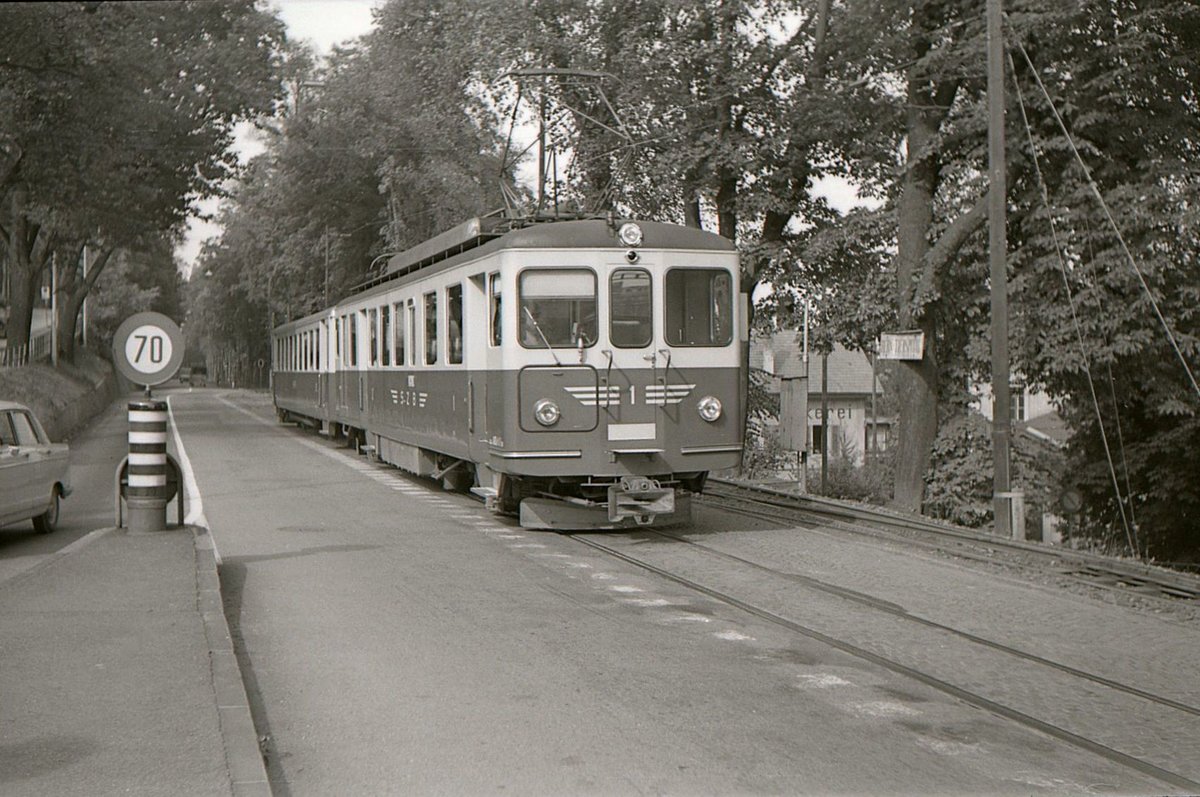 SZB Zug aus Solothurn mit Triebwagen 1 wartet beim Tierspital (heute: Henkerbrünnli) einen Gegenzug von Bern Bahnhofplatz ab. 21.September 1965 