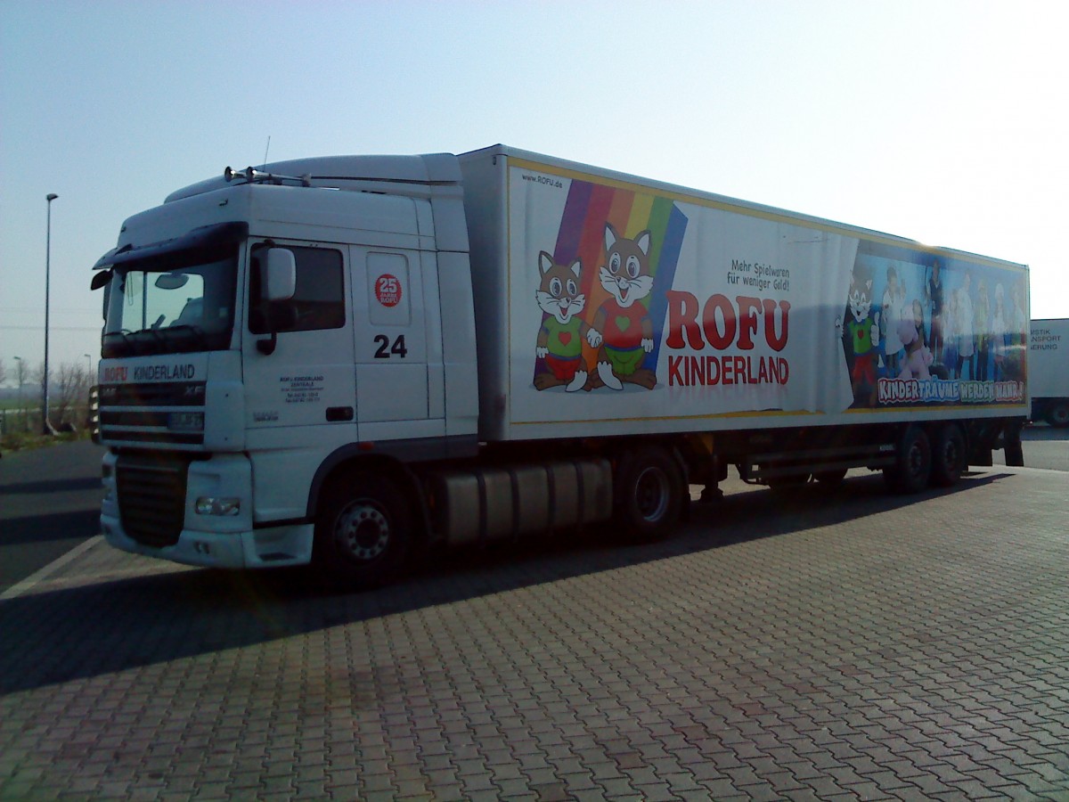 SZM DAF XF mit Koffer-Auflieger der Firma ROFU Kinderland gesehen auf dem Autohof in Grnstadt am 12.03.2014
