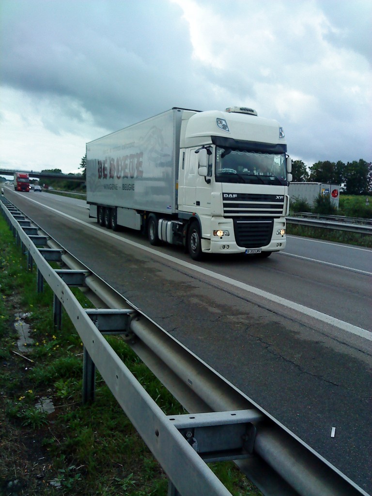 SZM DAF XF mit Khlkoffer-Auflieger unterwegs auf der A 61, Hhe Rasthof Dannstadt. am 14.07.2014