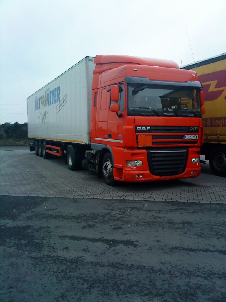 SZM DAF XF mit Khlkofferauflieger der Spedition Meyer & Meyer gesehen auf dem Parkplatz am Autohof Grnstadt am 03.02.2014