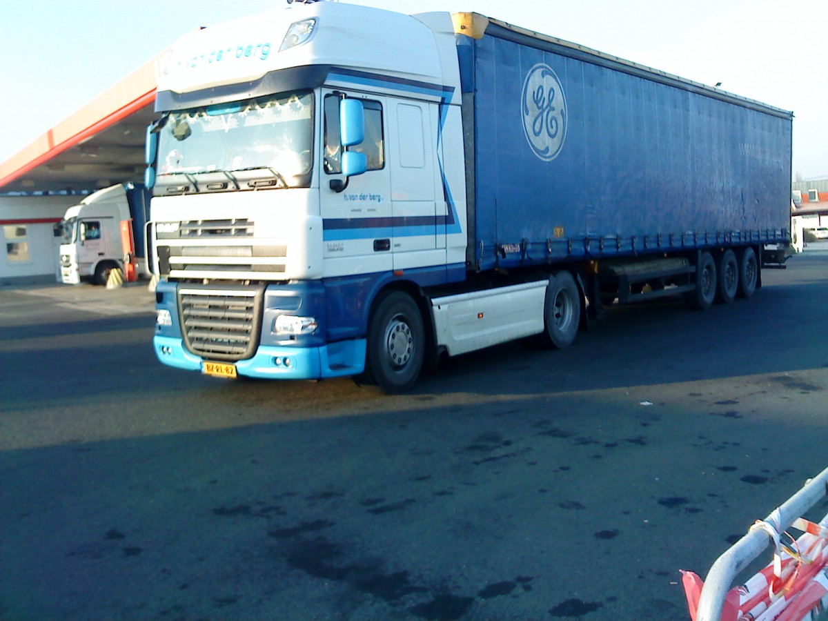 SZM DAF XF mit Pritsche-Planen-Auflieger der Spedition van der Berg aus Holland auf dem Autohof in Grnstadt am 26.11.2013