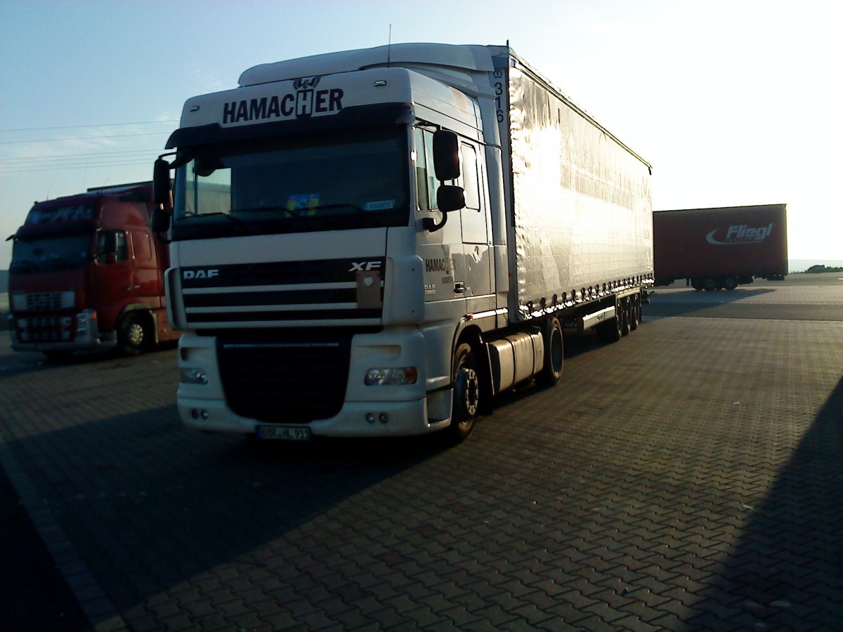 SZM DAF XF mit Pritsche-Planen-Auflieger der Spedition Hamacher auf dem Autohof in Grnstadt am 26.11.2013