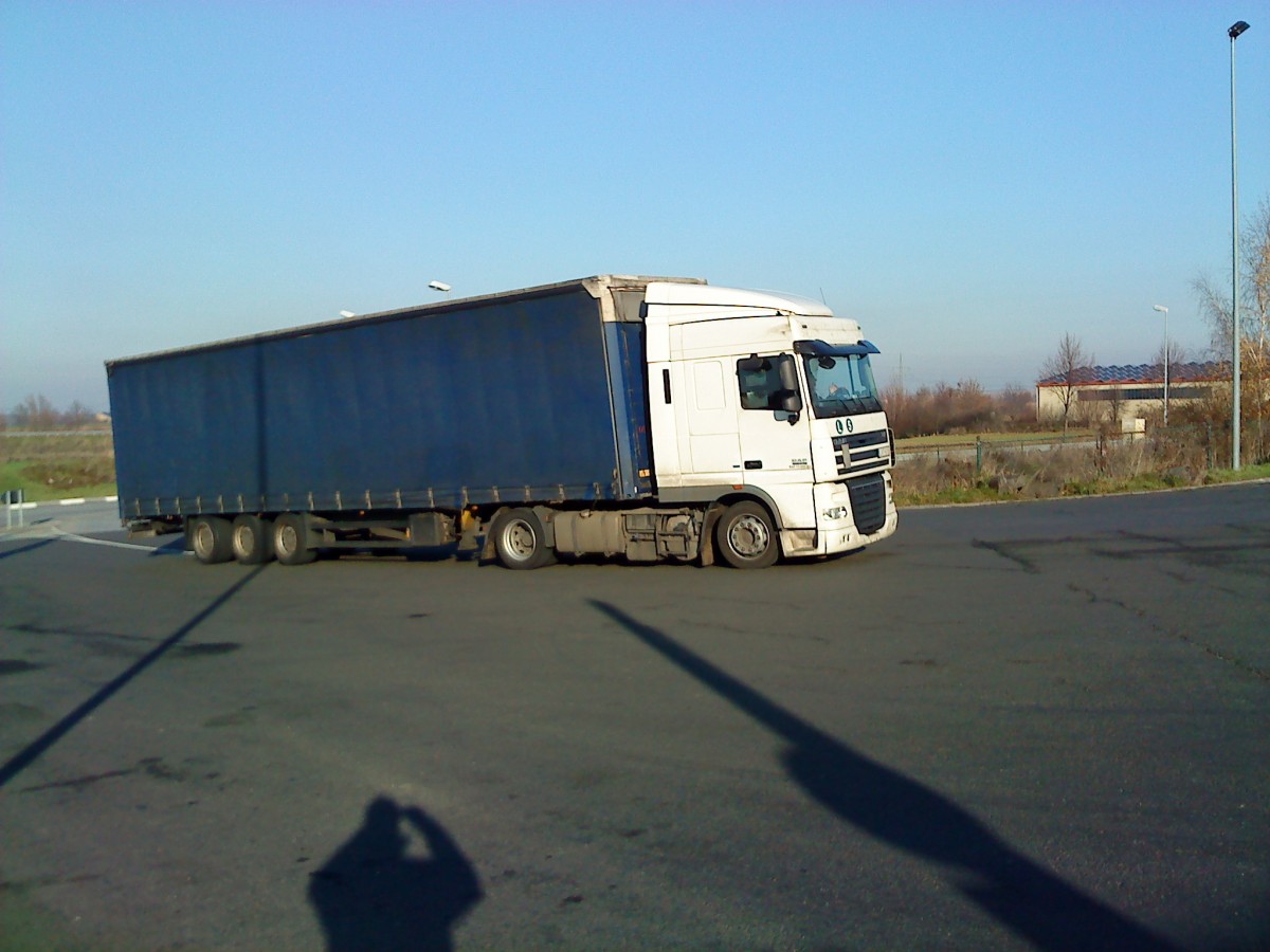 SZM DAF XF mit Pritsche-Planen-Auflieger auf dem Weg zum Autohof in Grnstadt am 11.12.2013