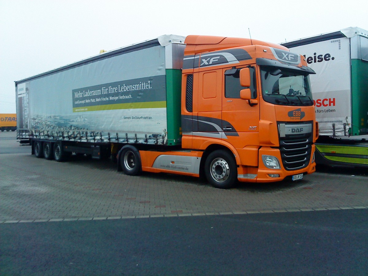 SZM DAF XF mit Pritsche-Planen-Auflieger auf dem Autohof in Grnstadt am 11.12.2013