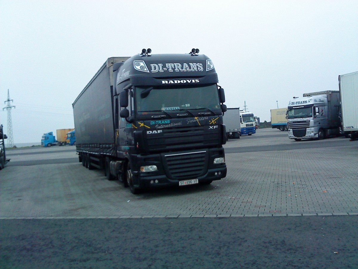 SZM DAF XF mit Pritsche-Planen-Auflieger der Spedition DI-Trans International auf dem Autohof in Grnstadt am 12.12.2013