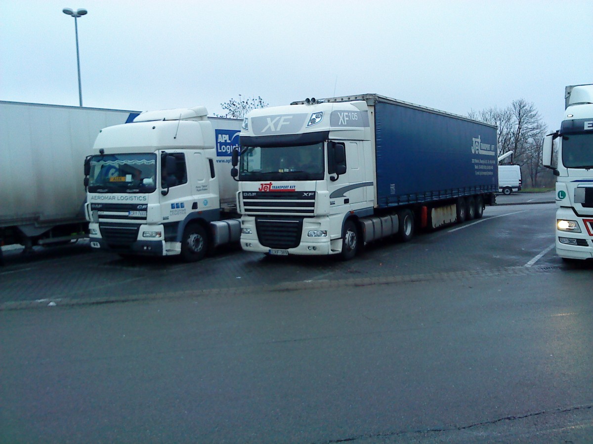 SZM DAF XF mit Pritsche-Planen-Auflieger der Spedition Jet Transport gesehen auf dem Parkplatz der Raststtte Dannstadt an der A 61 am 14.01.2014