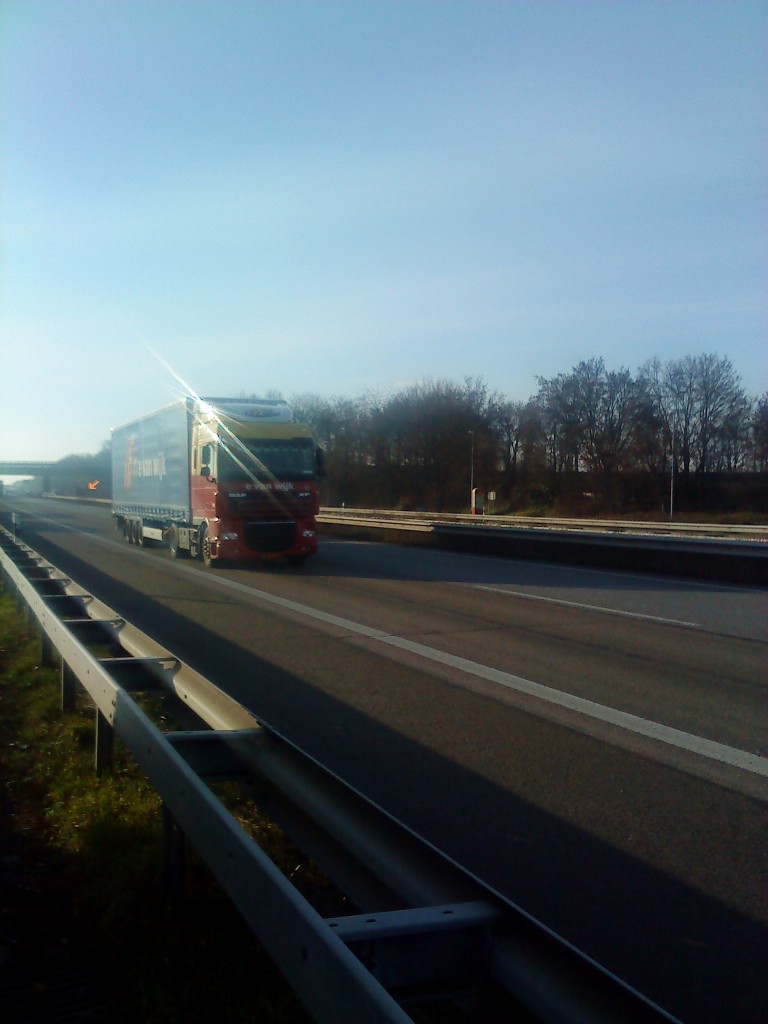 SZM DAF XF mit Pritsche-Planen-Auflieger der Spedition E.van Wyk aus der Niederlande gesehen auf der A 61, Hhe Raststtte Dannstadt. am 15.01.2014 