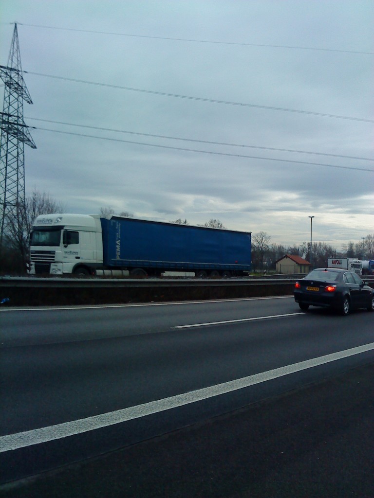 SZM DAF XF mit Pritsche-Planen-Auflieger der Spedition van Eupen gesehen auf der A 61, Hhe Raststtte Dannstadt, am 16.01.2014