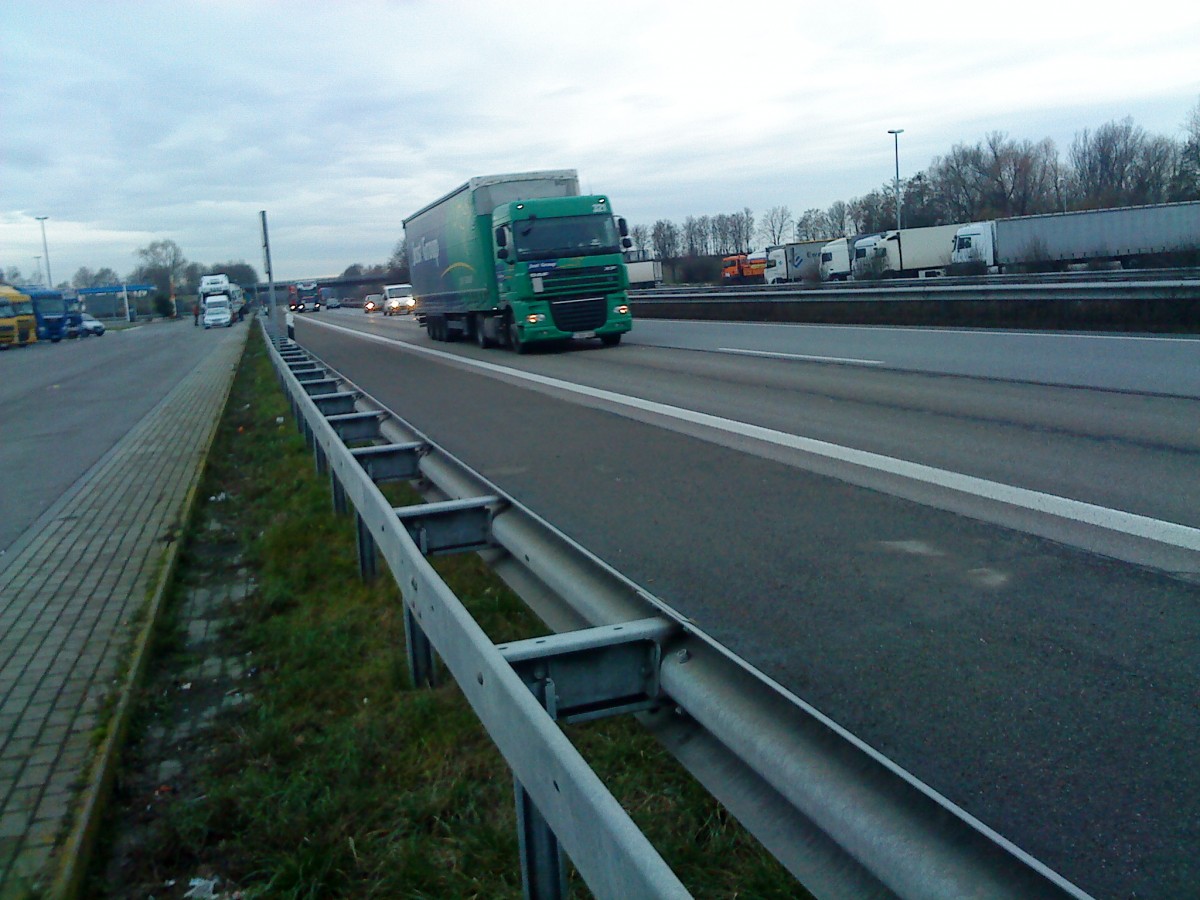 SZM DAF XF mit Pritsche-Planen-Auflieger der Spedition Jost Group gesehen auf der A 61, Höhe Raststätte Dannstadt am 16.01.2014